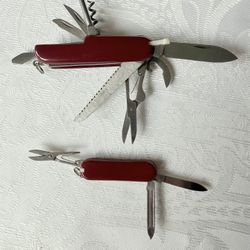 Valentine’s Day! Hanig & Co 2 Folding Blade Tool Knifes set: a larger model and a smaller one. Fitting on a keychain. The bigger knife has everything.