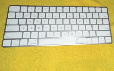 Apple Magic Keyboard A1644 Wireless Bluetooth Portable White/Silver QWERTY EN