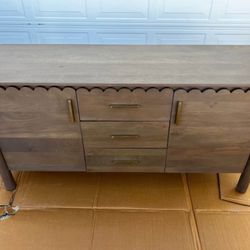 Brand New. Moes Server. $499