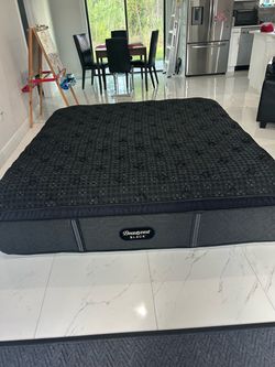 New! King Beautyrest Black Series 4 Summit Pillowtop Mattress (Floor Model) I deliver or come see  See pic of tag for date of manufacture never slept 