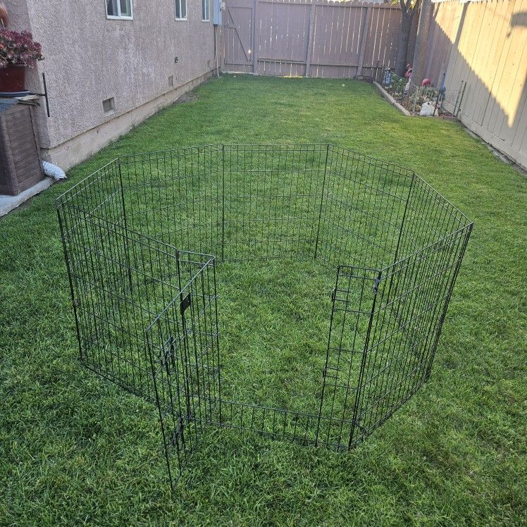Metal Dog Playpen Good Condition, Measurements: 30in Tall, 60in Long and 60in Wide