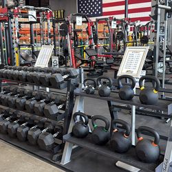dumbbells – rubber flooring – squat rack – Smith machine – bench – bar – leg press – HOME Jim Kettlebells - dumbbells – rubber flooring – squat rack –