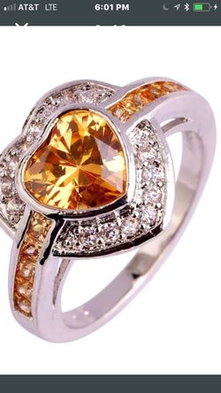 Lovely ladies topaz heart shaped ring in size 7 Stamped 925 Sterling Silver