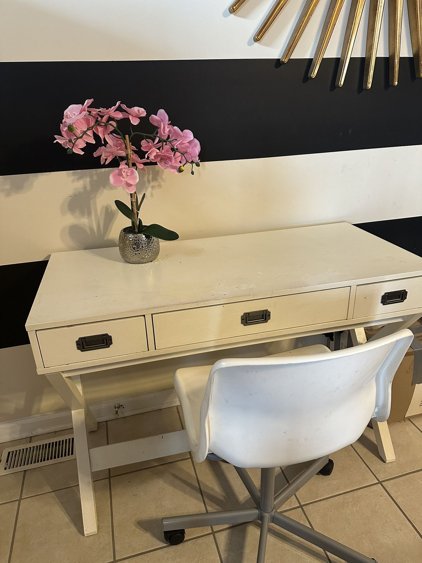 Desk/Vanity With Chair