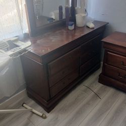 5 Night Stand .. Drawers  With Mirror