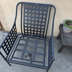 2 Patio chairs with seat cushions