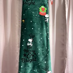 Peanuts Snoopy Green Christmas Throw Blanket