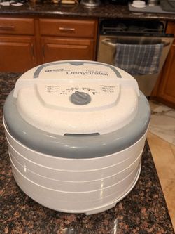 Working preowned NESCO  Professional Food Dehydrator, For Snacks, Fruit, Beef Jerky