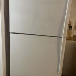 Large Refrigerator/Freezer GE /working well/you pick up/cash or cash app