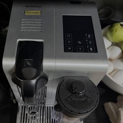 Nespresso De’Longhi Lattissima Espresso Machine w/ Milk Frother