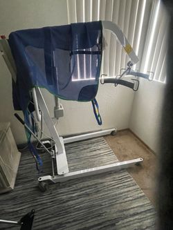 Hoyer lifter like new max weight 450 comes a sling battery charger with remote