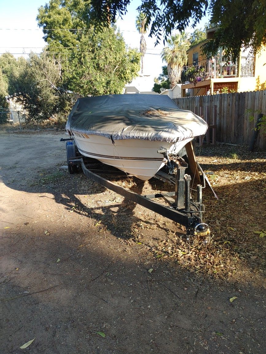 1986 SEA RAY BOAT 18 FT. SOLD AS IS  MERCRUSER140