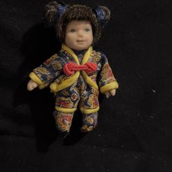 COLLECTABLE PORCELAIN OR BISQUE MINI DOLL DRESSED IN TRADITIONAL CHINESE ATTIRE