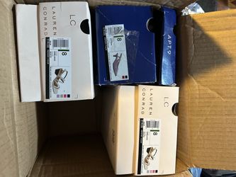 Three pair of women’s shoes, size 82 same one different new Three pair of women’s shoes, size 82 same one different new