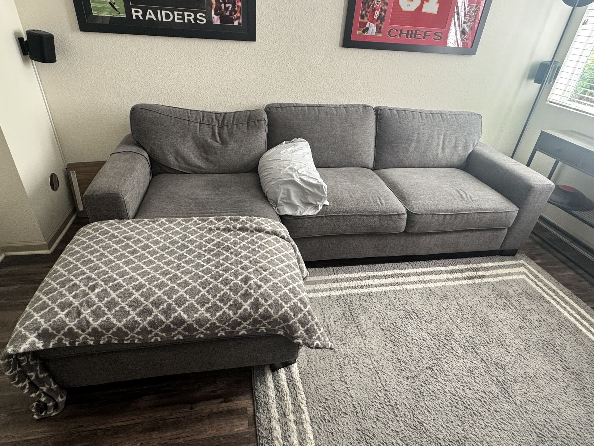 Modern Gray Sectional Sofa – Great Condition