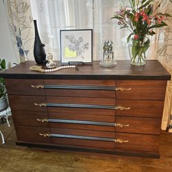 Gorgeous 8 Drawer Mahogany Dresser