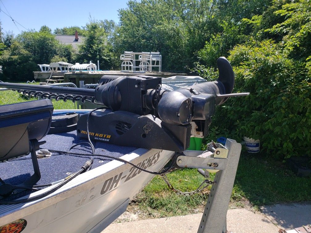 Lowe sea nymph deep V 14ft Minn Kota ulterra trolling motor ipilot w