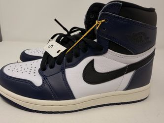 Nike basketball shoes men’s size 5