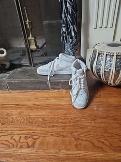 Size 9.5 NIKE