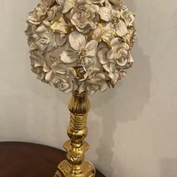 Vintage brass and porcelain rose lamp in very good condition
