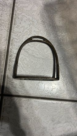 vintage English-style horse riding stirrup iron. [1] (https://offerup.com/redirect/?o=aHR0cHM6Ly93d3cuZXRzeS5jb20vbGlzdGluZy80MzEzNzQ0Njk4L2VuZ2xpc2gt