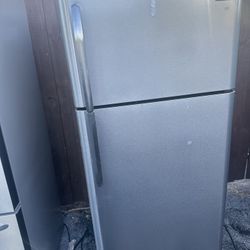 Frigidaire Top And Bottom Refrigerator 68/30/30