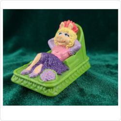 Vintage 1995 Jim Henson Muppets Miss Piggy Lounging on Chaise Figurine