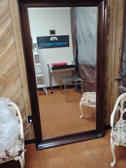 Leaning mirror