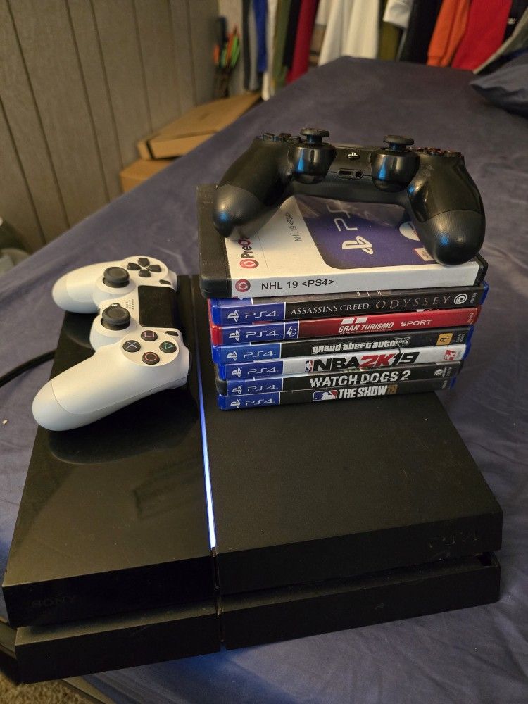 Ps4 With 2 Controllers And Games