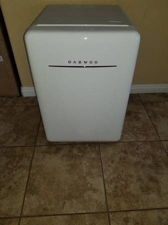 Daewoo Retro 4.4 CuFt Mini Refrigerator in White - New
