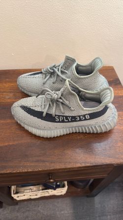 Yeezy Boosts 5.5 Gray 
