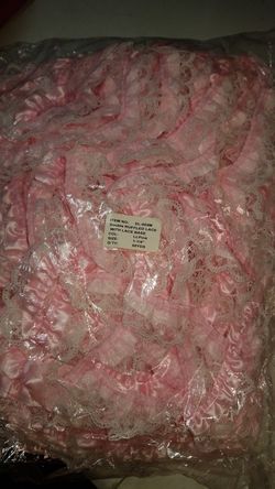 Tengo 3 bolsas de 50 yardas de 1-1/4 de Encaje con listón plisado cada una por 25