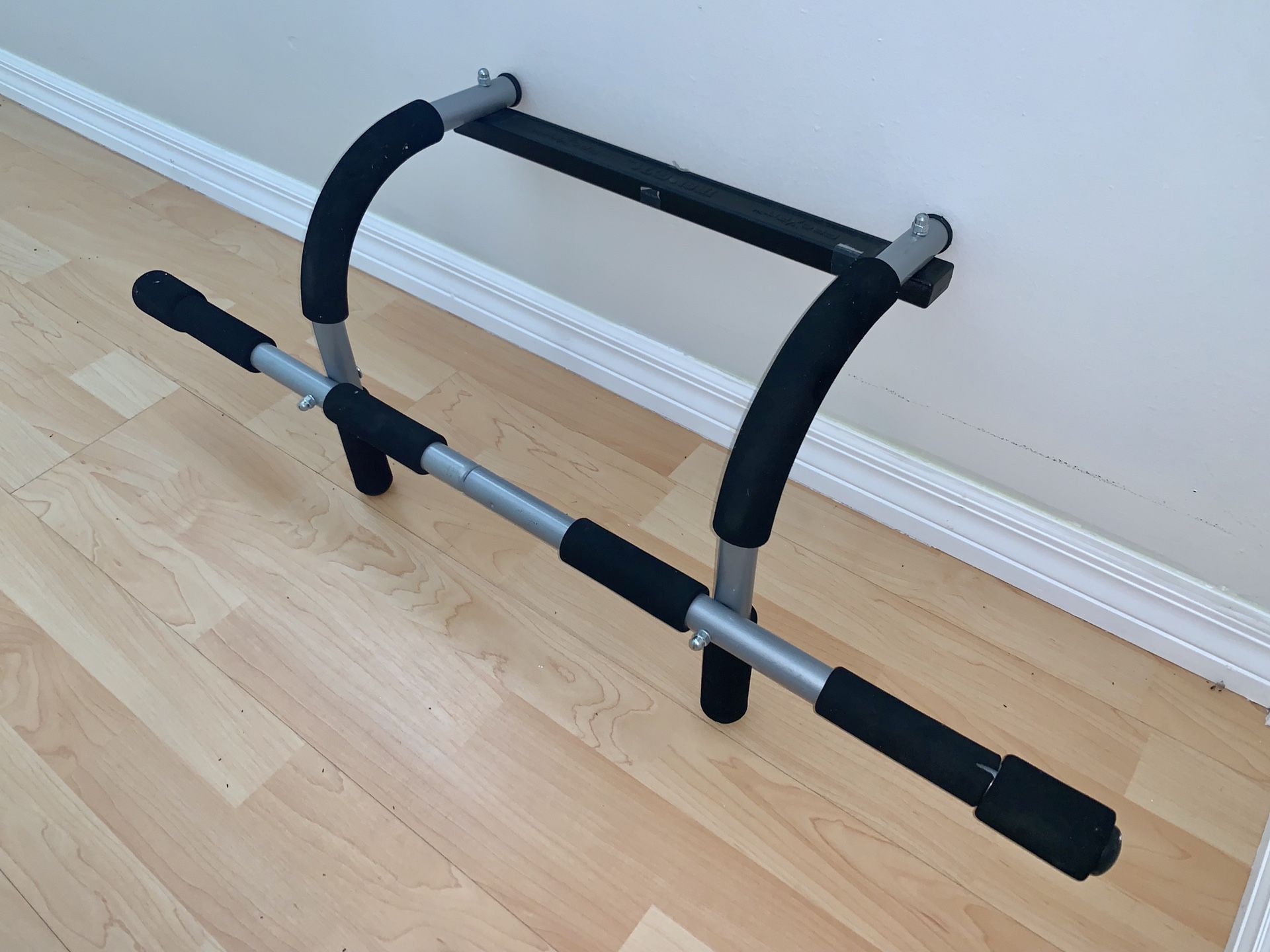 Workout Bar - Iron Gym® $30 Value GREAT CONDITION