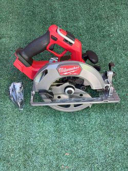 Milwaukee M18 FUEL 18V Lithium-Ion Brushless Cordless 7-1/4 in. Circular Saw (Tool-Only)