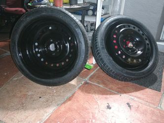 Maxxis T135/70R18 temporary-use spare tire, commonly referred to as a "donut" or compact spare. This specific tire size is frequently used as Original