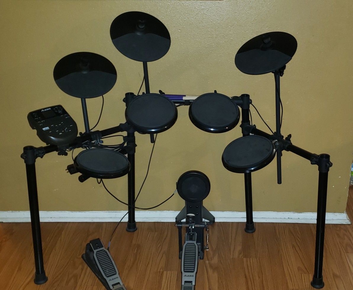 Electric Alesis Nitro drum set