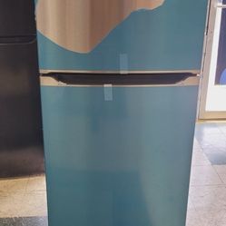 New Open Box 18cu Refrigerator Frigidaire