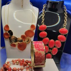 LOT OF BEAUTIFUL FINE VINTAGE MATCHING SET, CHOQUERS & BRACELETS
