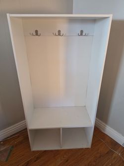 Hanging cabinet with storage