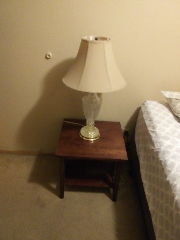 Crystal LAMP Plus End Table A1COND $10