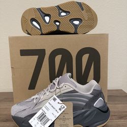 Yeezy 700 V2 Tephra Size 5 New