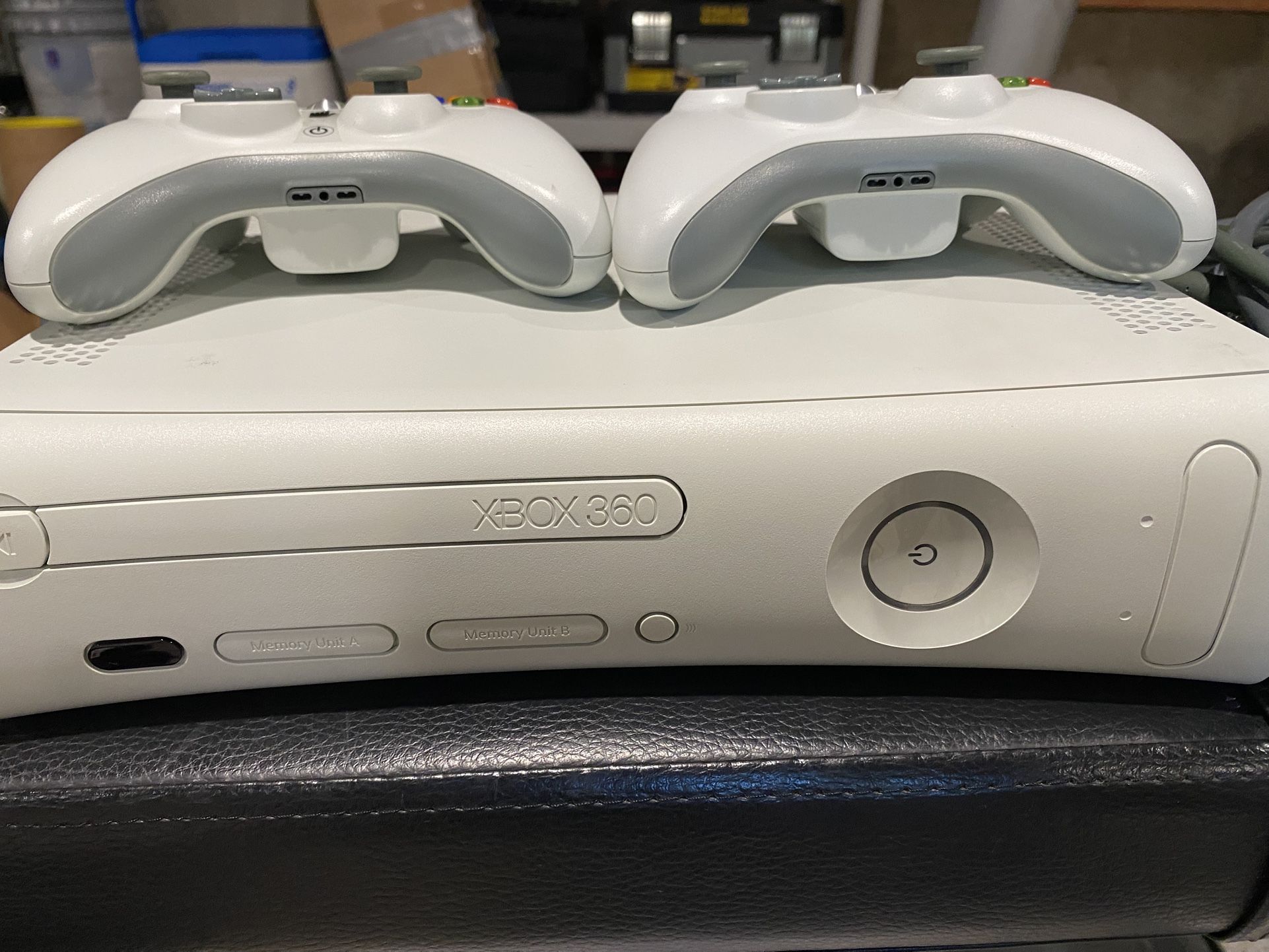 Xbox 360 W/2 Controllers