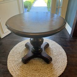 Beautiful Classic Pedestal Round Foyer Table