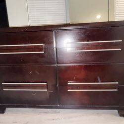 ROOM DRESSER FOR SALE  COMES WITH MIRROR AND NIGHT STAND ALL TOGETHER 