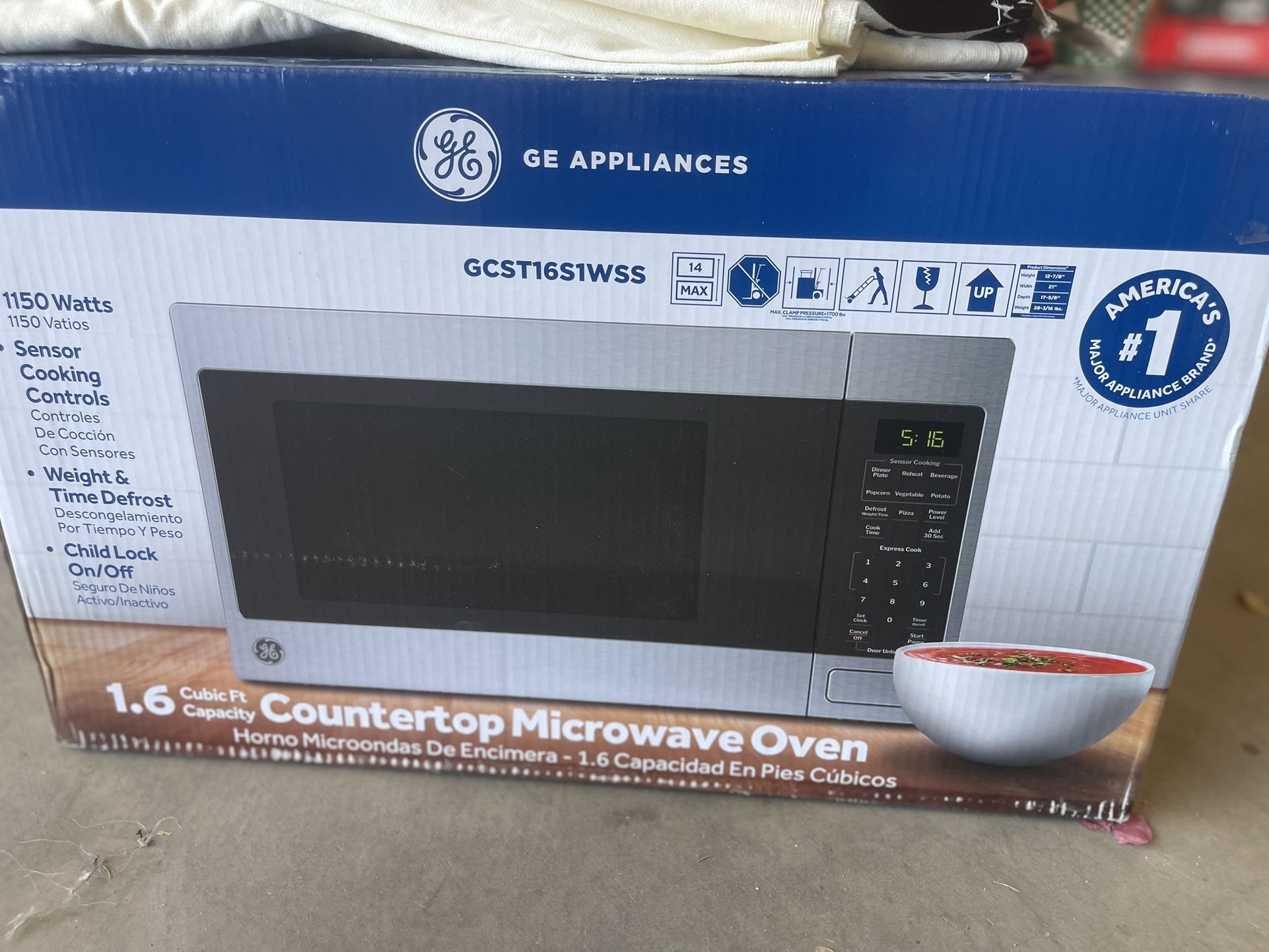 New In Box GE Countertop Microwave
