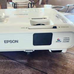 Epson LCD PROJECTOR Powerlite Home Cinema 1040 ( Great Condition)! + Get a Deal, If You Buy Projector Screen We Are Selling! 