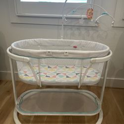 Fisher Price Bassinet And Sheets 
