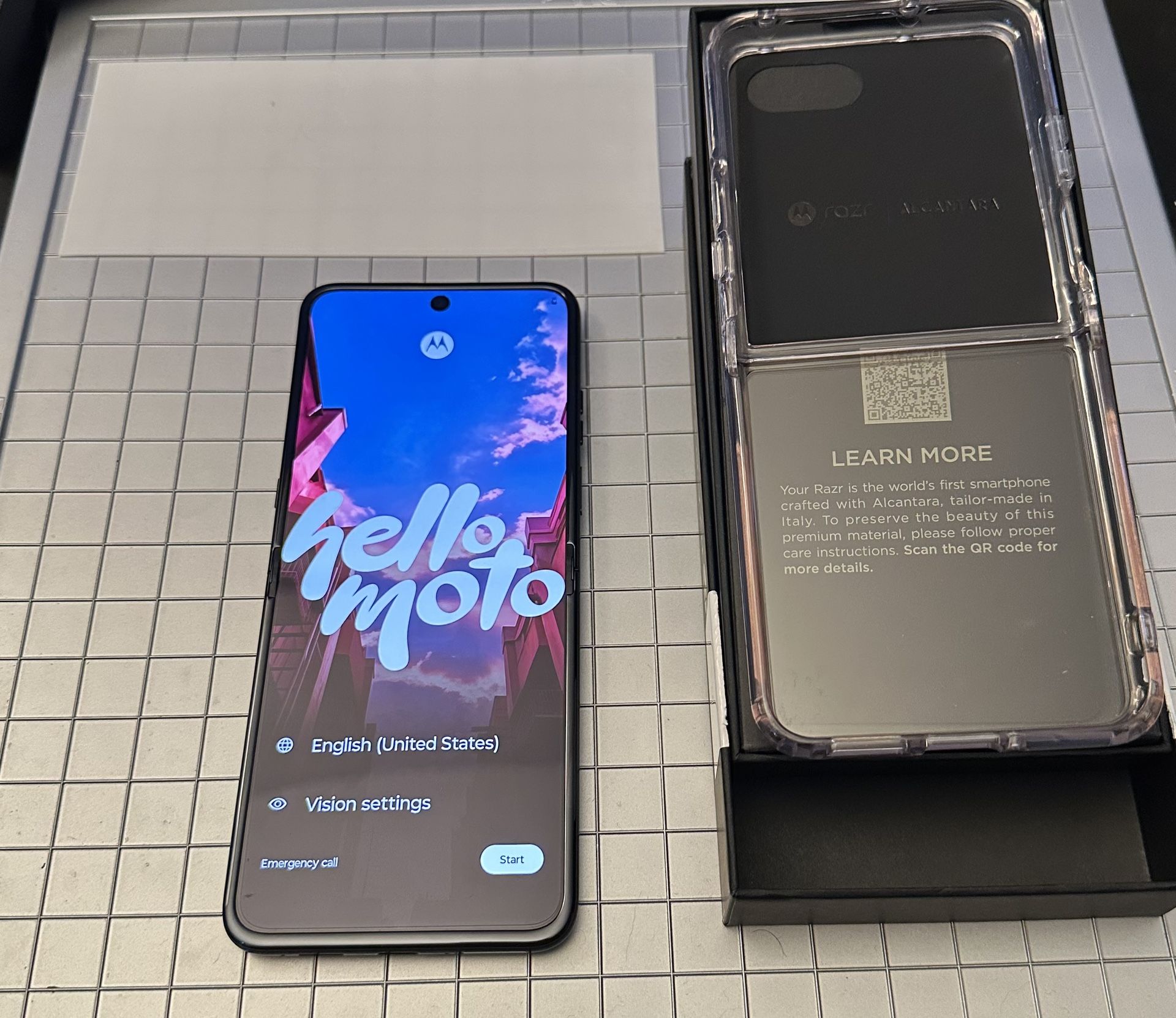Unlocked Razr Ultra 2025 PANTONE Scarab 1TB