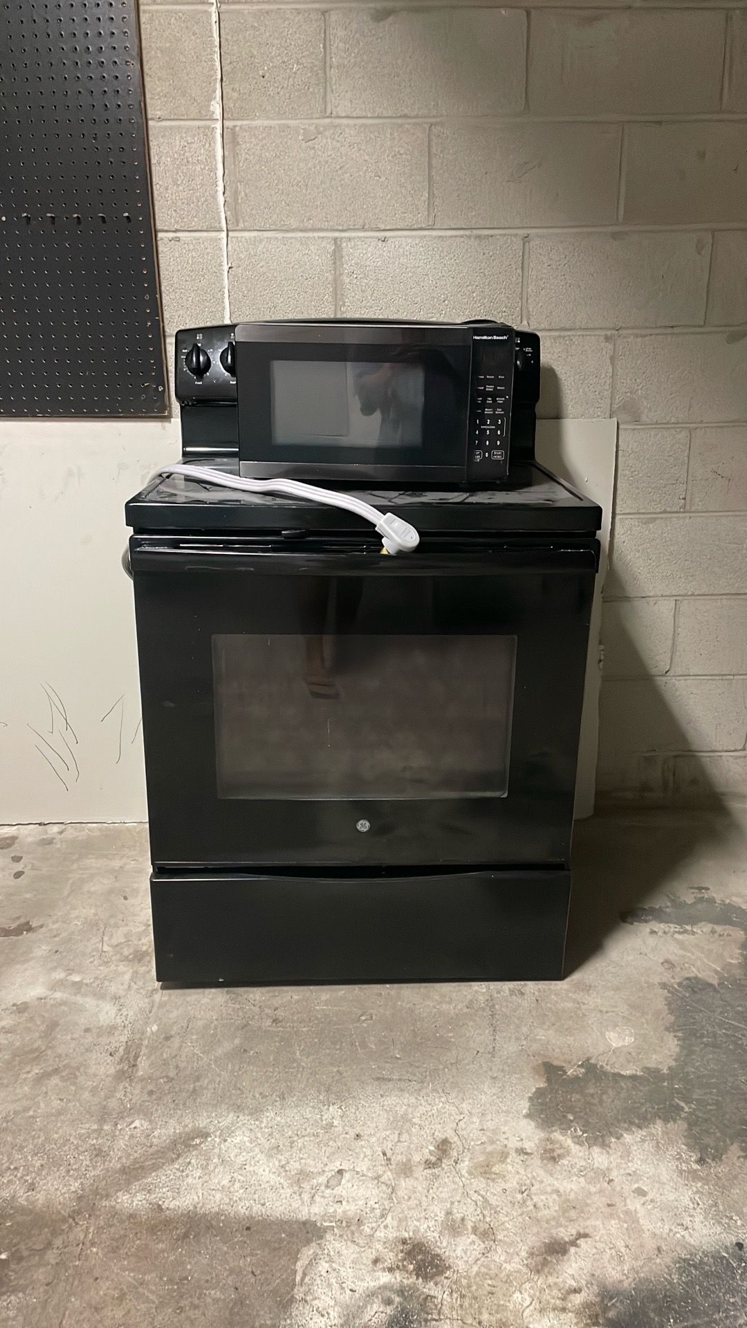 Stove and microwave (works)