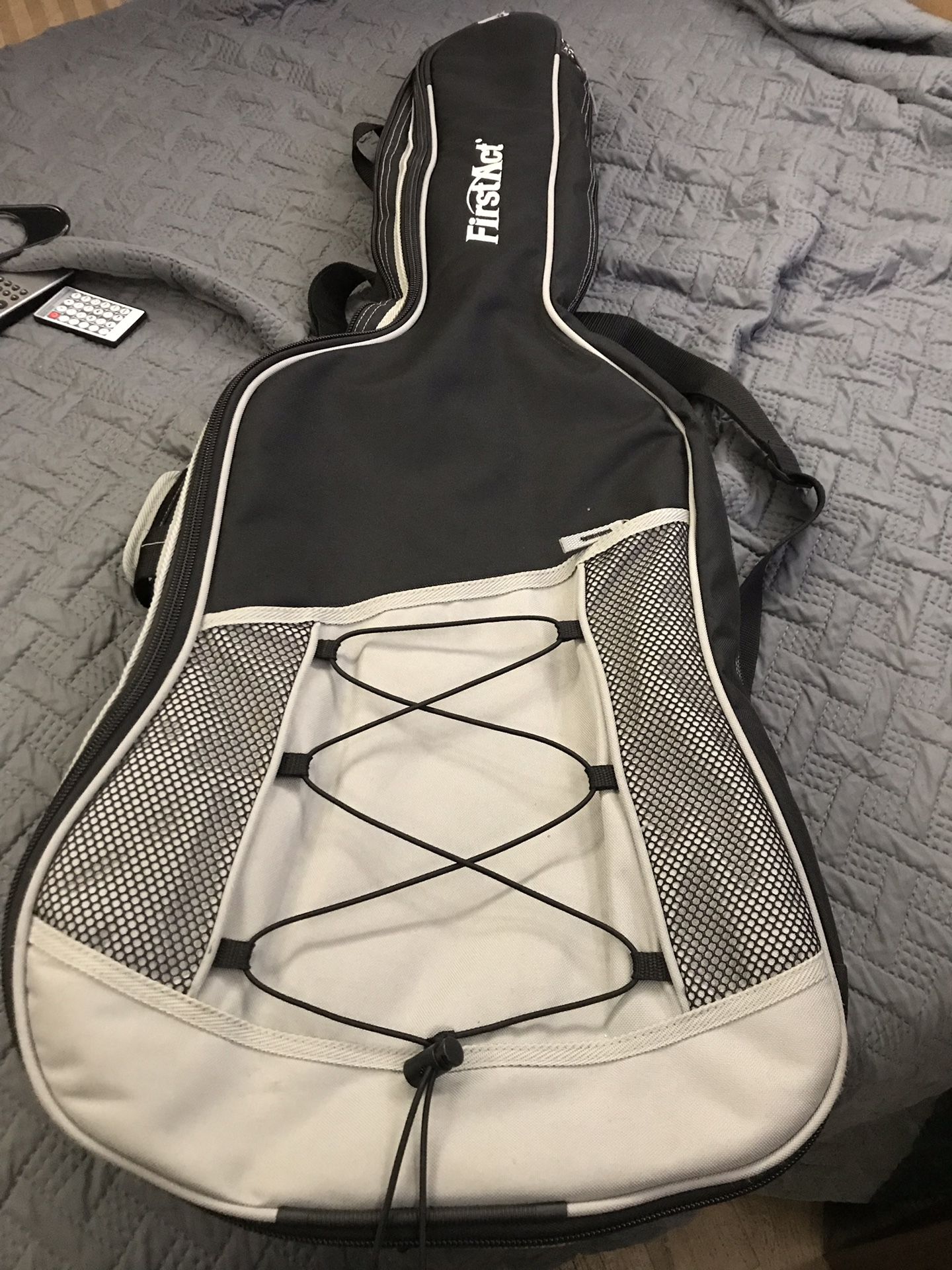 Padded guitar gig bag